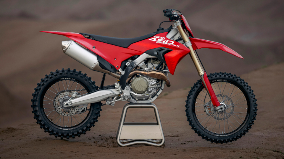 معرفی دوکاتی دسمو 450 ام ایکس 2025